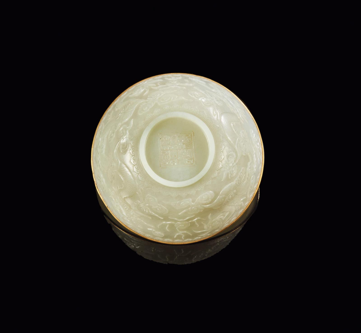 Trong đó, chiếc bát ngọc của vua Tự Đức đã được một nhà sưu tập mua với giá lên tới 845.000 Euro, tương đương khoảng 21 tỷ đồng. Ảnh: Gazette Drouot