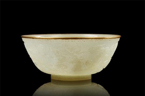 Trên thực tế, đây không phải lần đầu tiên cổ vật Việt Nam được đưa ra đấu giá tại nước ngoài. Tháng 6 vừa qua, tại Pari (Pháp), nhà đấu giá Drouot đã tổ chức phiên đấu giá "Bộ sưu tập của Nam Phương - hoàng hậu cuối cùng của Việt Nam. Ảnh: Gazette Drouot