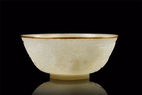 Trên thực tế, đây không phải lần đầu tiên cổ vật Việt Nam được đưa ra đấu giá tại nước ngoài. Tháng 6 vừa qua, tại Pari (Pháp), nhà đấu giá Drouot đã tổ chức phiên đấu giá "Bộ sưu tập của Nam Phương - hoàng hậu cuối cùng của Việt Nam. Ảnh: Gazette Drouot