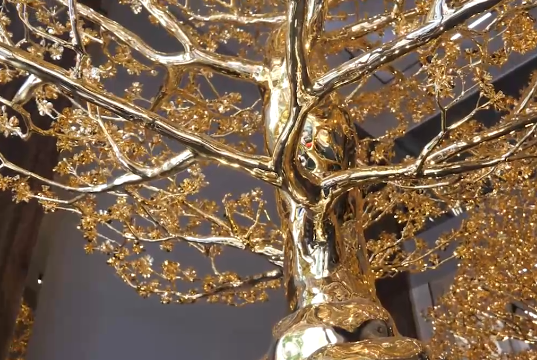 20 người thợ mệt mài làm việc đã tạo nên cây mai vàng nặng 285 kg. Ảnh: Lao động