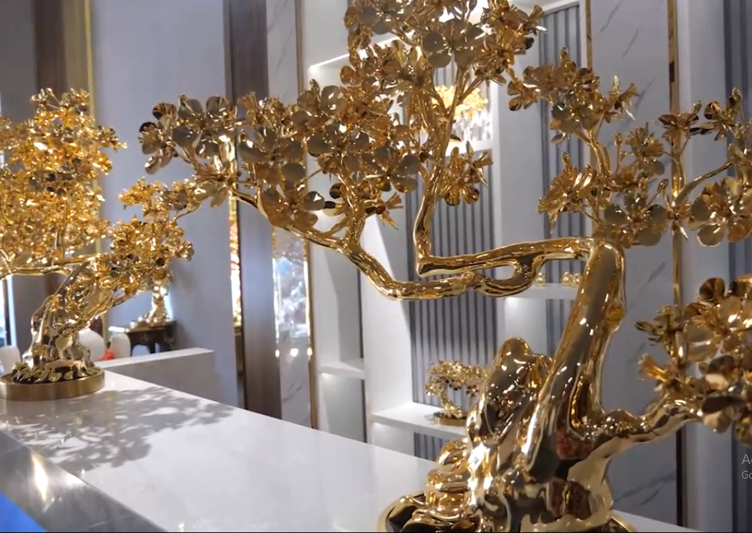 Ngoài cây cao 3 mét, cơ sở sản xuất còn chế tác cây mai phiên bản nhỏ hơn 1,8 mét, 1,2 mét, 1 mét... phục vụ nhu cầu của người tiêu dùng. Ảnh: Người lao động