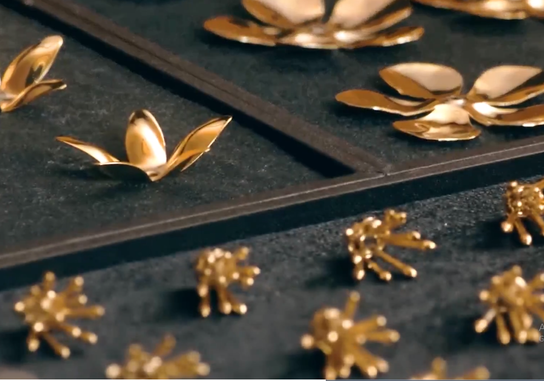 Mỗi bông hoa gồm 5 cánh tượng trưng cho ngũ phúc: hạnh phúc, may mắn, trường thọ, thành công và hoà bình. Ảnh: Người lao động