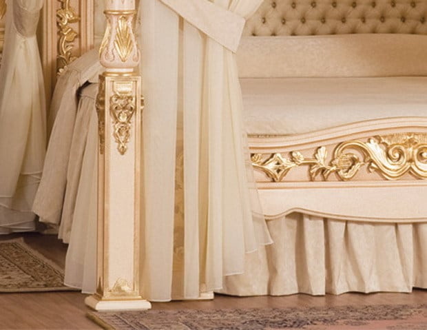 Sở dĩ chiếc giường mang phong cách châu Âu cổ đắt bằng cả căn biệt thự hạng sang là bởi nó được làm bằng tay và trang trí từ 107 kg vàng 24 carat nguyên khối.