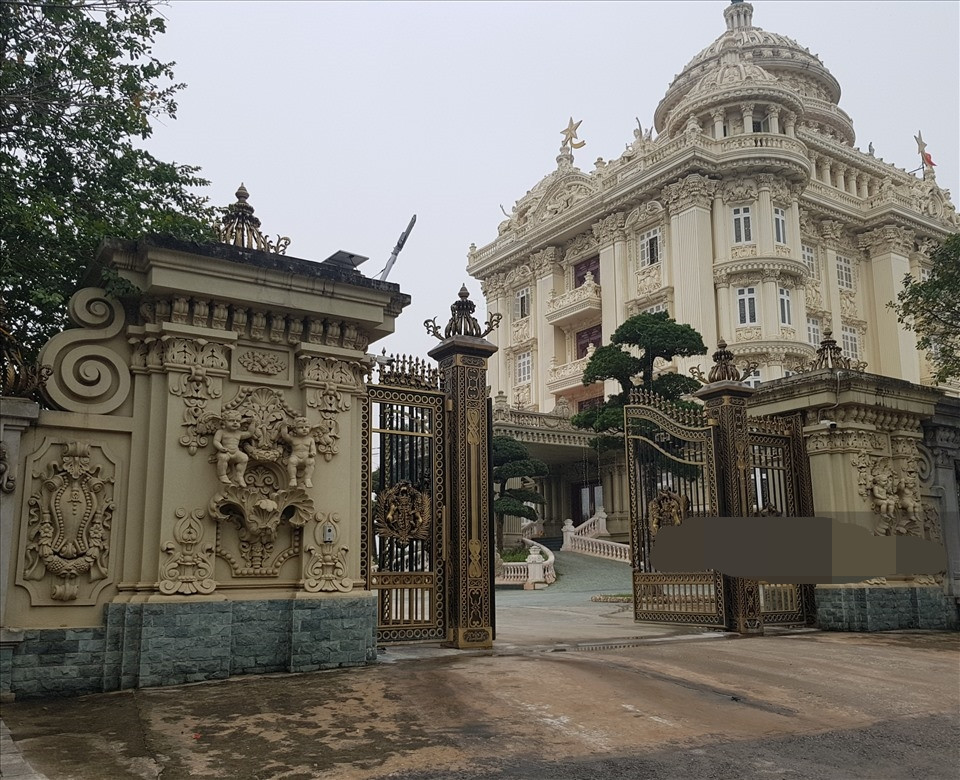 Khu vực Quảng trường Đinh Tiên Hoàng Đế cũng được xem là khu nhà ở của giới “siêu giàu” tại Ninh Bình với những tòa lâu đài tráng lệ. Ảnh: Lao động