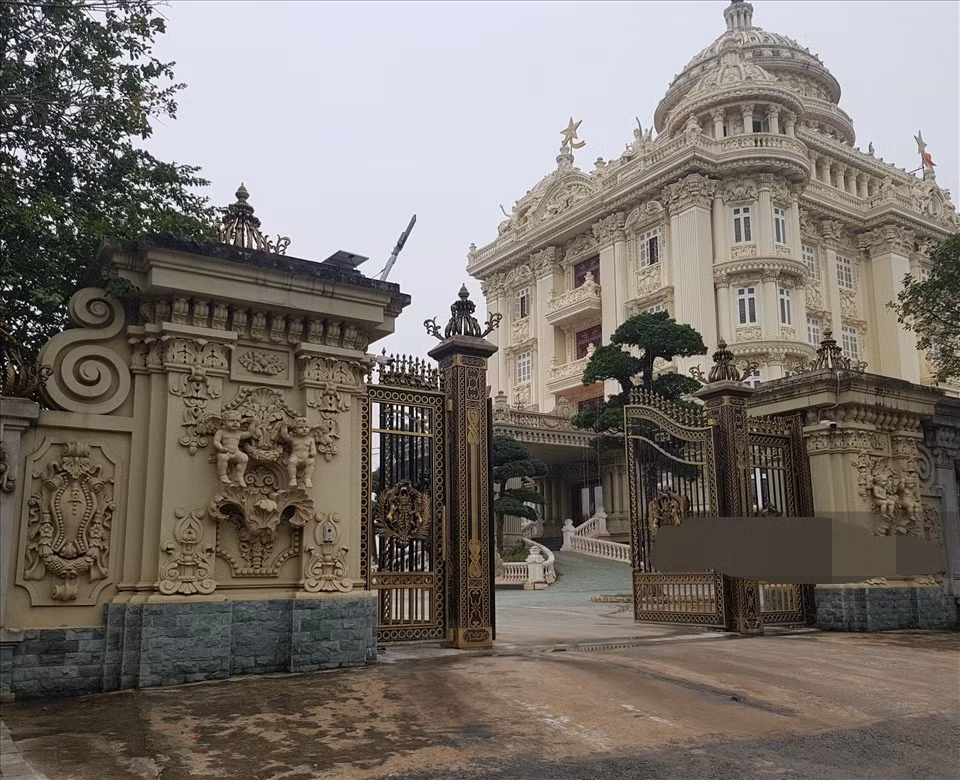 Khu vực Quảng trường Đinh Tiên Hoàng Đế cũng được xem là khu nhà ở của giới “siêu giàu” tại Ninh Bình với những tòa lâu đài tráng lệ. Ảnh: Lao động