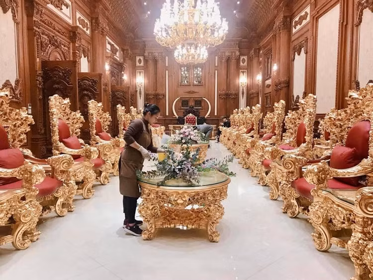 Nhiều chi tiết bên trong toà nhà thể hiện sự quyền uy và giàu có của gia chủ như trần dát vàng, phòng nghe nhạc với sức chứa 300 khán giả. Ảnh: Facebook