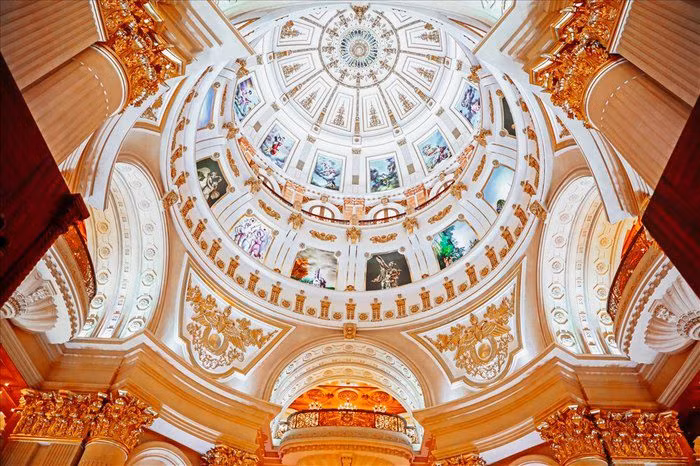 Hệ thống mái vòm gây choáng ngợp bên trong lâu đài Thành Thắng. Ảnh: Facebook