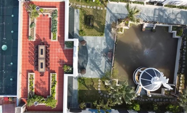 Căn nhà được ví như resort thu nhỏ, chủ yếu để dành cho gia đình nghỉ dưỡng những dịp cuối tuần. Ảnh: NhaTO