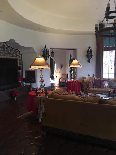 Nhiều chi tiết trong căn nhà vẫn được giữ nguyên bản từ thời chủ trước. Ảnh: Internet