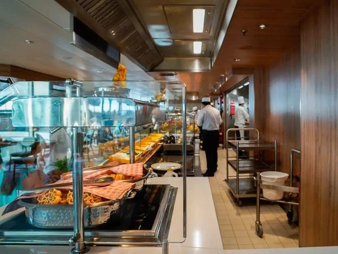 Các nhà hàng trên du thuyền cung cấp đầy đủ các món ăn như gà rán, tôm nướng, khoai tây... Tất cả được chế biến bởi những đầu bếp chuyên nghiệp. Ảnh: Wonder of the Seas