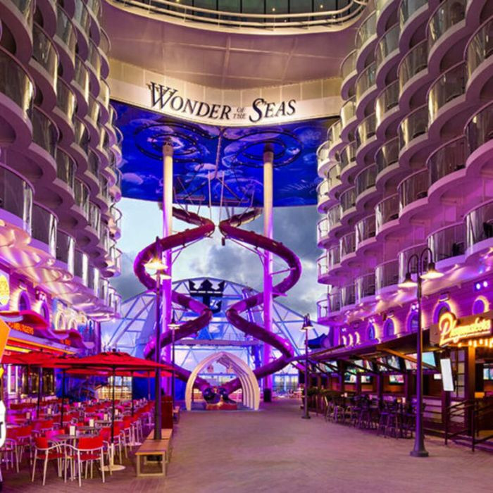 Du thuyền này còn được mệnh danh là nơi có đường trượt cao nhất trên biển tương đương với tòa nhà cao 10 tầng cùng với đó là một hồ bơi khổng lồ trang bị màn hình chiếu phim. Ảnh: Wonder of the Seas