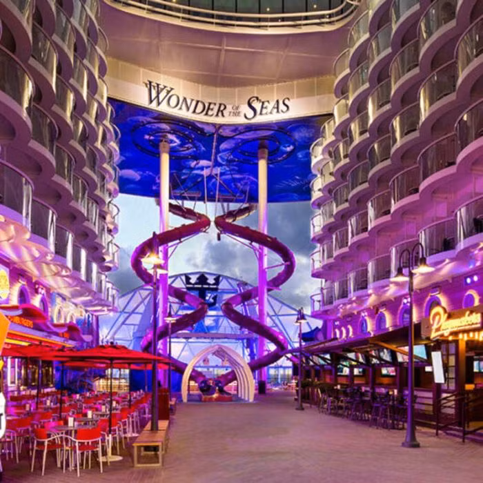 Du thuyền này còn được mệnh danh là nơi có đường trượt cao nhất trên biển tương đương với tòa nhà cao 10 tầng cùng với đó là một hồ bơi khổng lồ trang bị màn hình chiếu phim. Ảnh: Wonder of the Seas