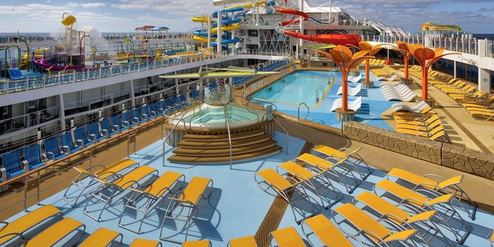 Được sản xuất tại Pháp, du thuyền có đầy đủ tiện ích như một khu giải trí cao cấp với công viên, sân trượt băng, hồ bơi lên đến 19 cái, 20 nhà hàng và 11 quán bar trên tàu và 24 thang máy dành cho khách. Ảnh: Wonder of the Seas