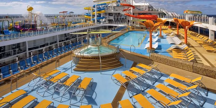 Được sản xuất tại Pháp, du thuyền có đầy đủ tiện ích như một khu giải trí cao cấp với công viên, sân trượt băng, hồ bơi lên đến 19 cái, 20 nhà hàng và 11 quán bar trên tàu và 24 thang máy dành cho khách. Ảnh: Wonder of the Seas