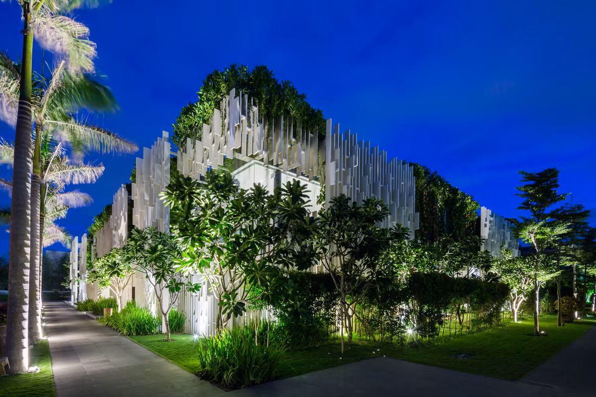 Toạ lạc tại Đà Nẵng, toà nhà Naman Retreat Pure Spa được ví như được ví như là một ốc đảo yên bình, bao gồm 15 phòng trị liệu tuyệt đẹp với khu vườn ngoài trời tươi tốt.