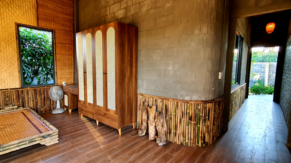 Phần khung mái chính của khối nhà sử dụng thép, lợp mái tôn mạ kẽm chống rỉ để đảm bảo an ninh và chống mưa dột.