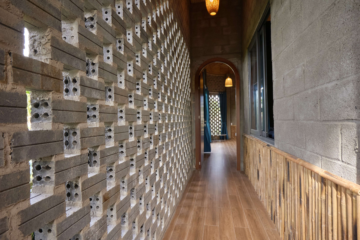 Mong muốn của gia chủ là sở hữu không gian sống thoáng mát đậm chất quê hương và mang chút hoài cổ về cuộc sống xưa. Do đó, kiến trúc sư chọn "màu thời gian" là chủ đề và màu sắc chủ đạo cho công trình.