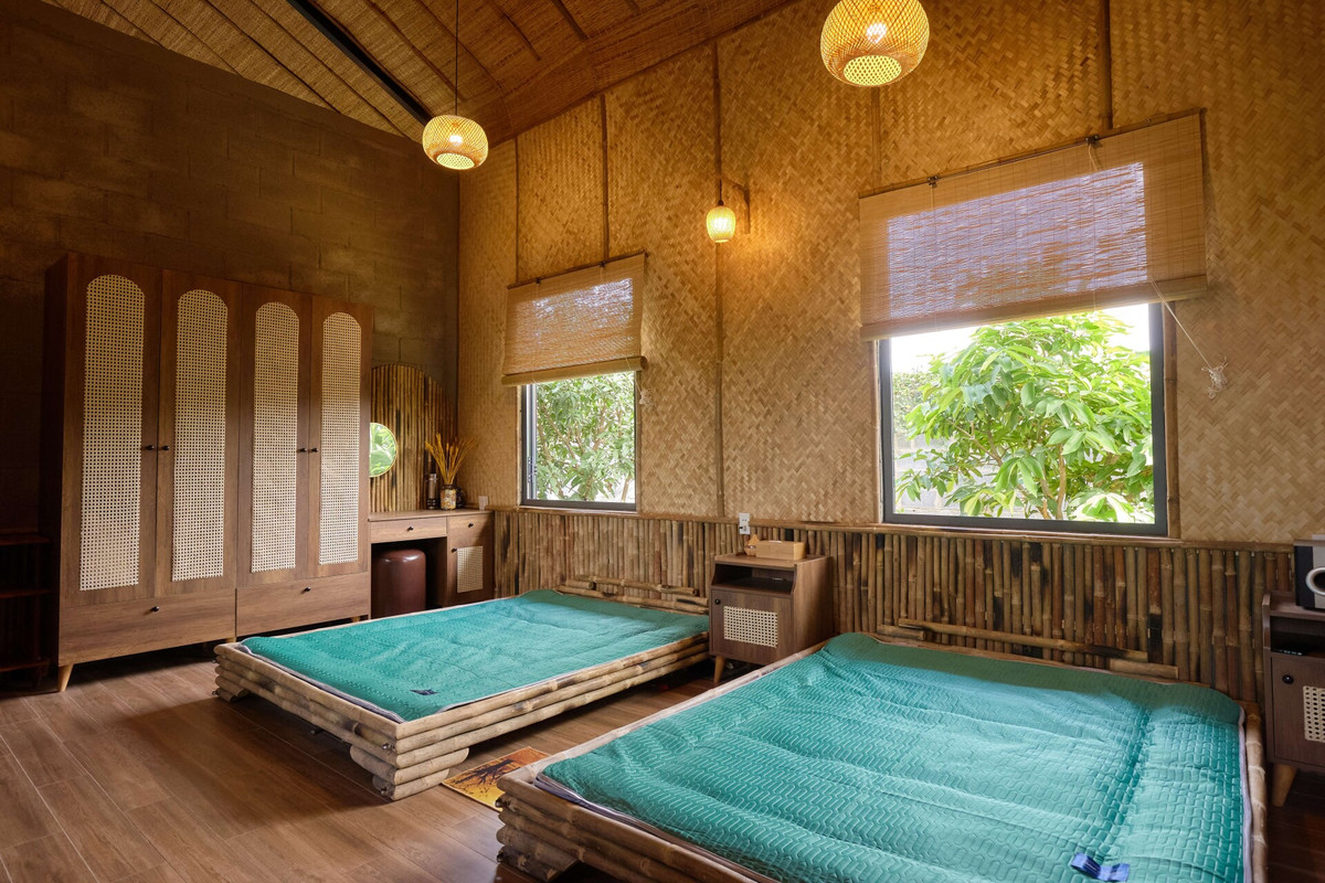 Khối nhà phụ gồm hai phòng ngủ lớn được bố trí nội thất phong cách mộc mạc bình dị.