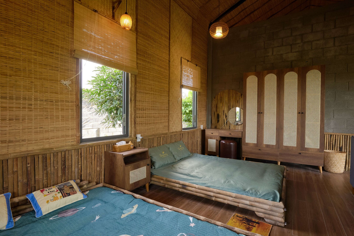 Mỗi phòng ngủ gồm hai giường xe, tủ quần áo bằng gỗ công nghiệp kết hợp với mâu đan.