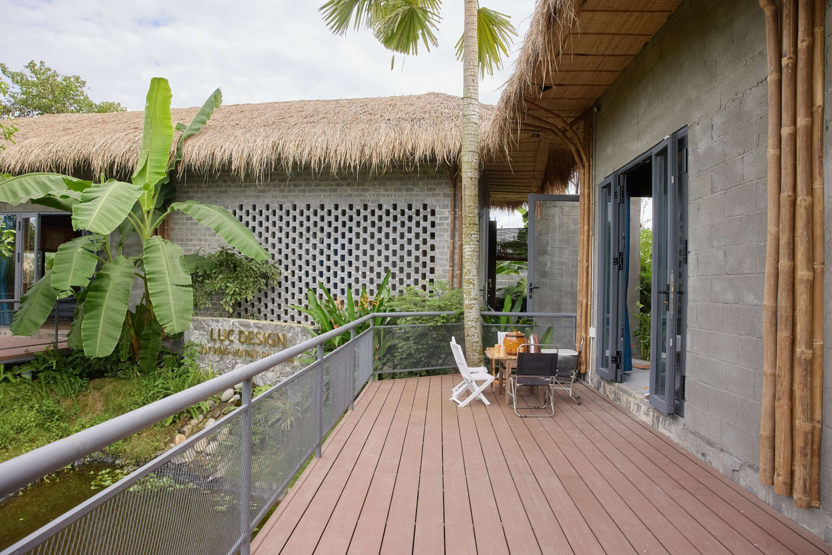 Vật liệu xây tường chủ đạo là gạch block và không trát để giữ nguyên chất mộc mạc cho công trình.