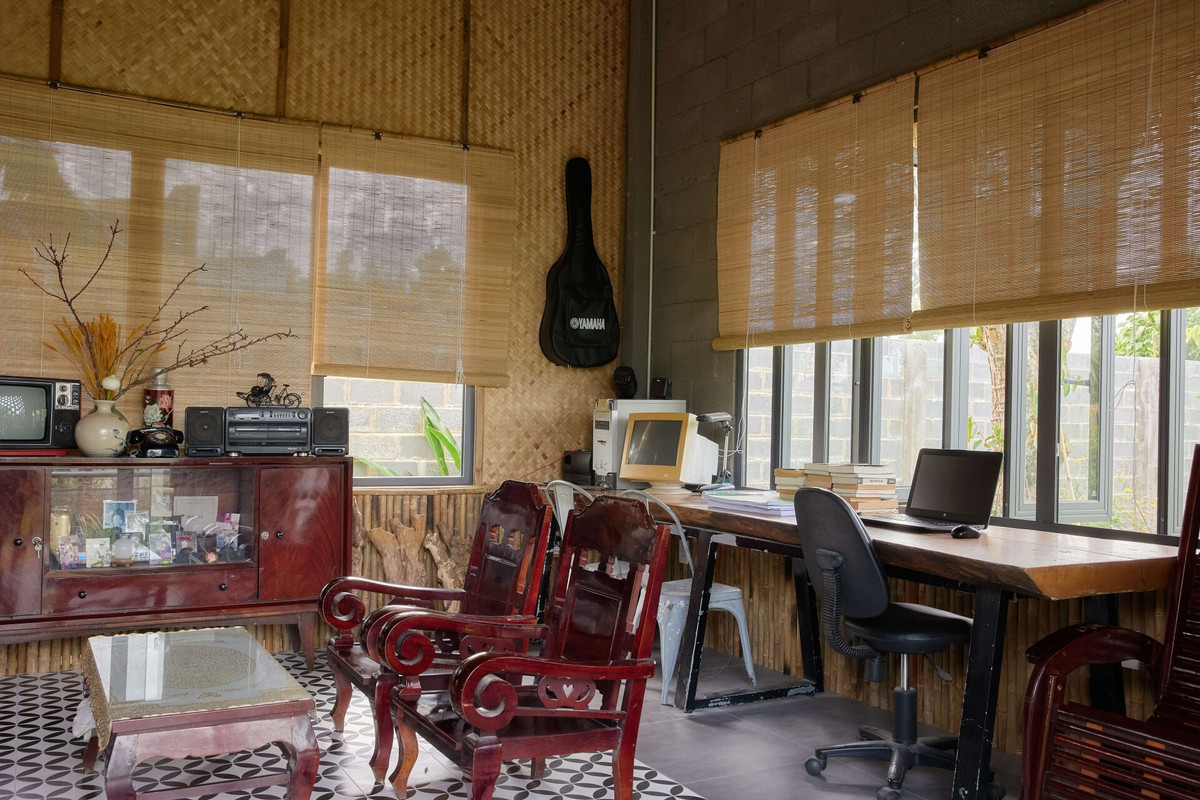 Nội thất, vật dụng phong cách xưa cũ Vintage thập niên từ 60-80 được tái hiện như tivi, catset, quạt cóc, phích nước rạng đông…