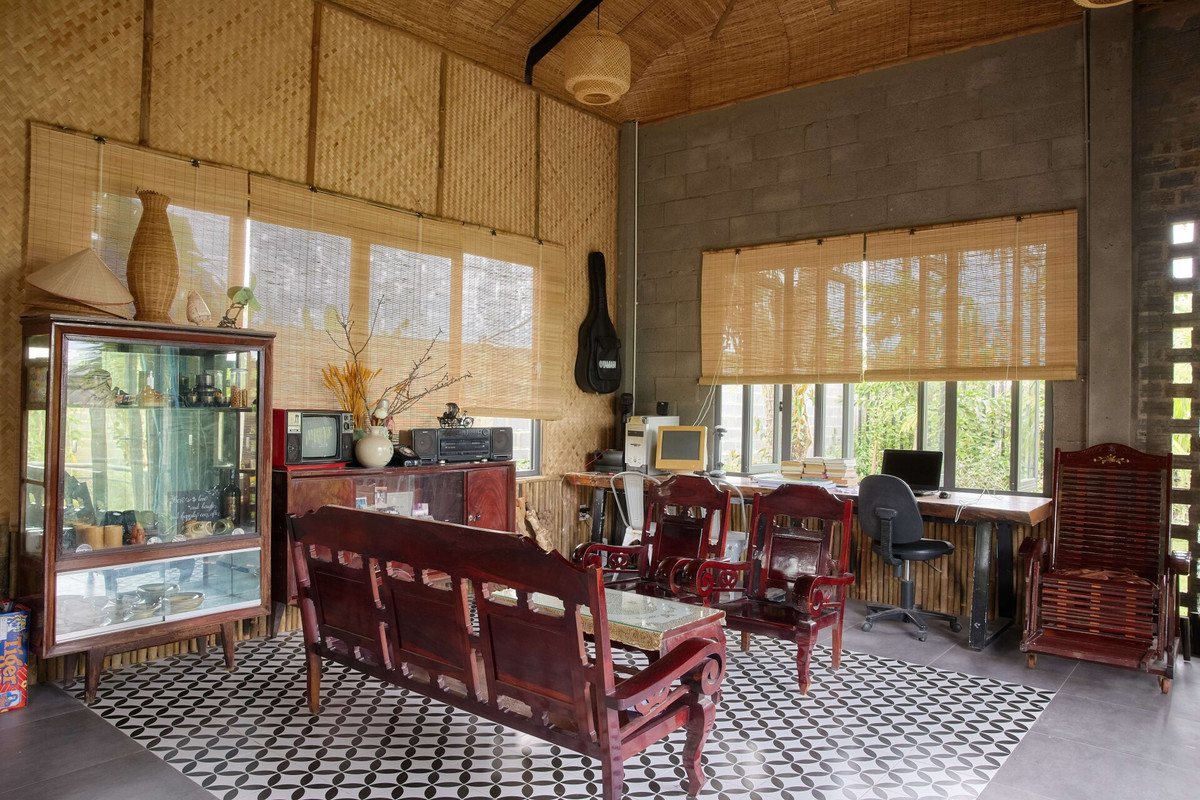 Khối nhà chính gồm không gian khách và bếp được bố trí liên thông.