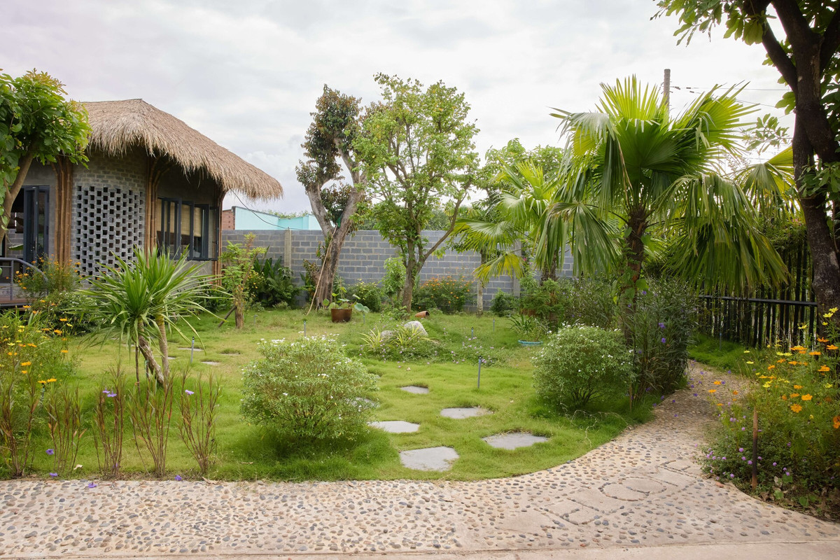 Công trình gồm hai khối nhà tách rời nhau, được kết nối bằng một hành lang uốn lượn băng qua khu vực nhà tắm và nhà vệ sinh.