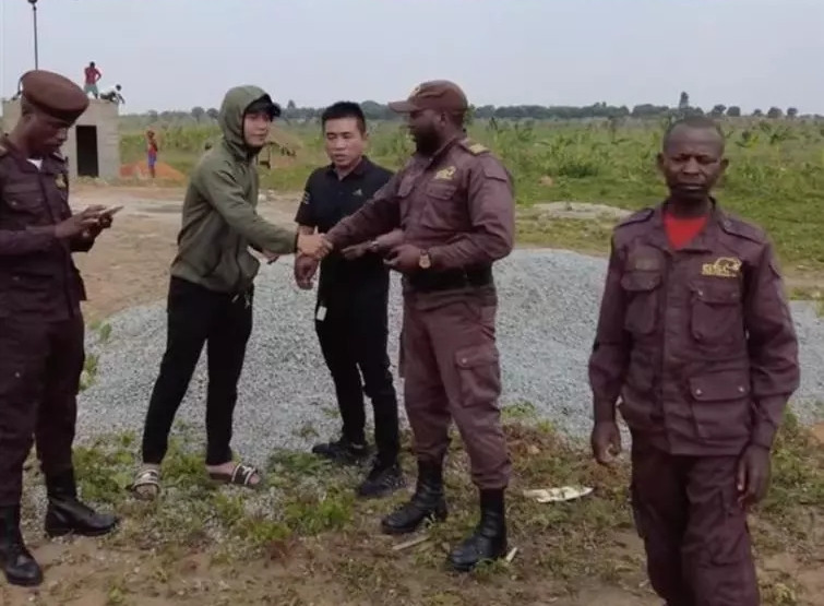 Mới đây, nam YouTuber còn không tiếc tiền thuê cả bảo vệ để canh gác cơ ngơi bạc tỷ.