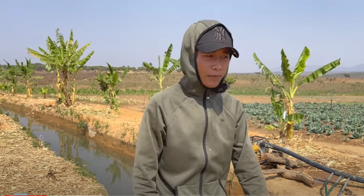 Để có nước phục vụ việc tưới tiêu, Quang Linh đã tự đào kênh mương.