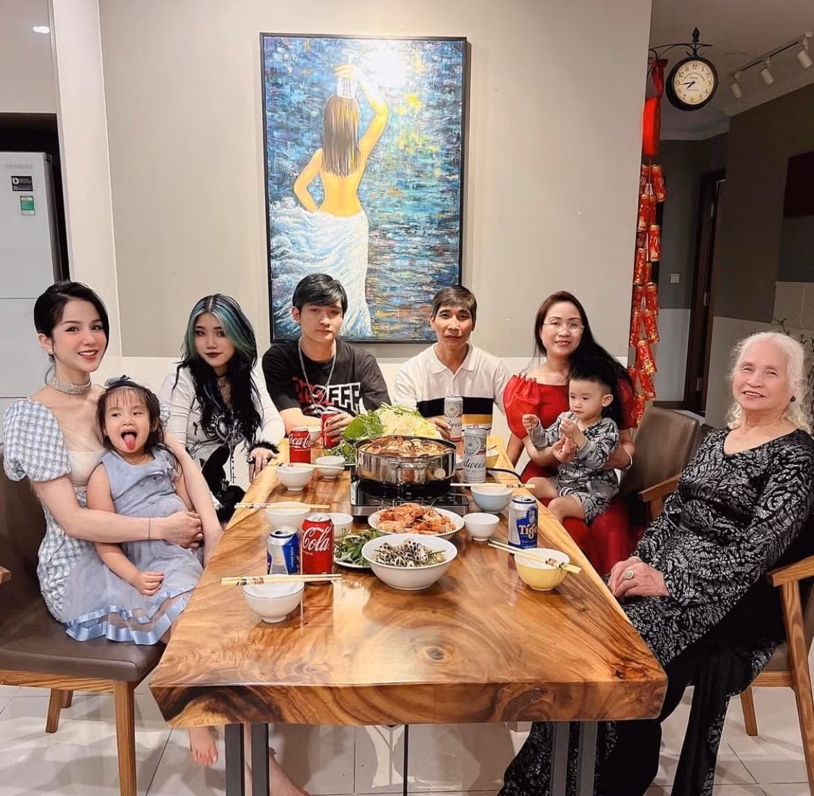 Nội thất trong phòng ăn thiết kế đơn giản, hiện đại. Ảnh: FBNV