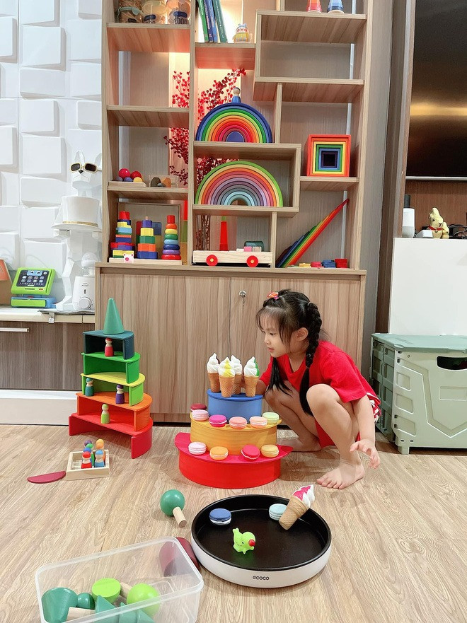 Phòng của bé có nhiều đồ chơi và học liệu học tập. Ảnh: FBNV