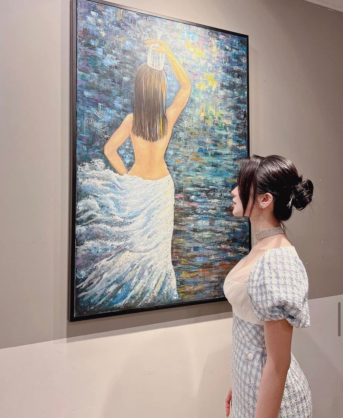 Trong phòng ăn, Diệp Lâm Anh treo một bức tranh lớn. Ảnh: FBNV