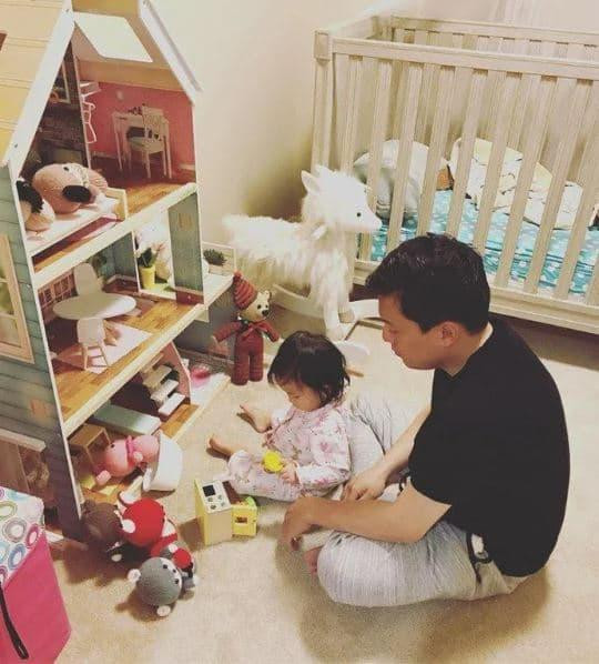 Phòng của bé Phoebe sơn màu pastel nhẹ nhàng, đơn giản.