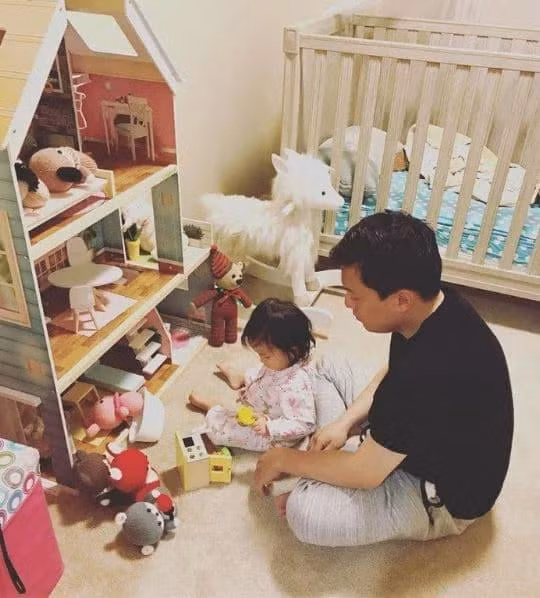 Phòng của bé Phoebe sơn màu pastel nhẹ nhàng, đơn giản.