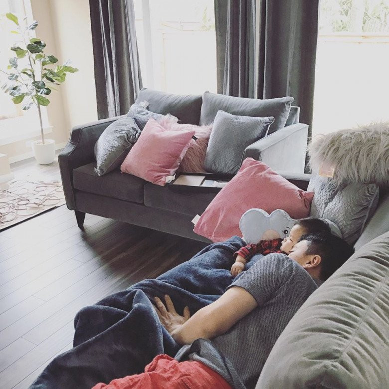 Phòng khách sử dụng tông màu trắng xám, tạo cảm giác dễ chịu.