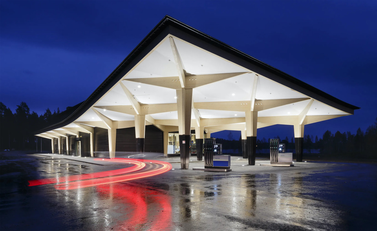 Mở cửa từ năm 2016, trạm xăng phức hợp Niemenharju ở Phần Lan được xây dựng từ gỗ được lấy từ rừng thông ngay tại địa phương. Ảnh: Archdaily