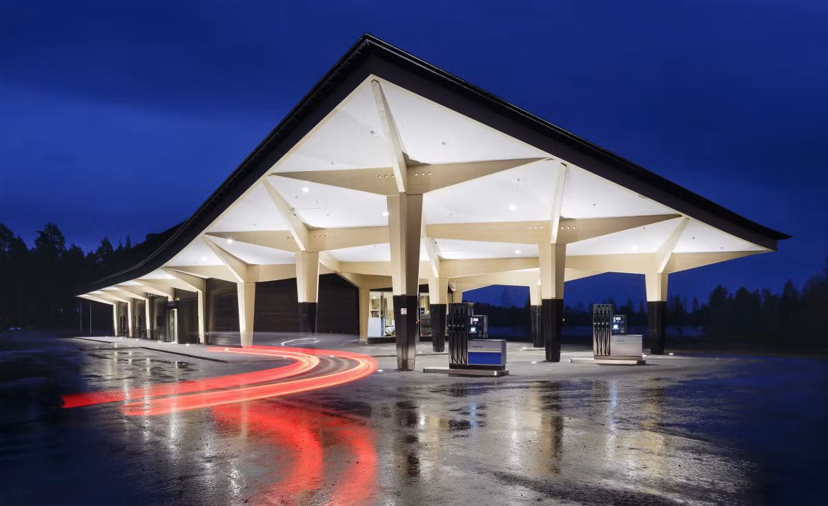 Mở cửa từ năm 2016, trạm xăng phức hợp Niemenharju ở Phần Lan được xây dựng từ gỗ được lấy từ rừng thông ngay tại địa phương. Ảnh: Archdaily