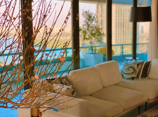 Với view thành phố siêu đẹp, phòng khách nhà Hoa hậu Đặng Thu Thảo luôn thoáng đãng, ngập tràn ánh nắng.