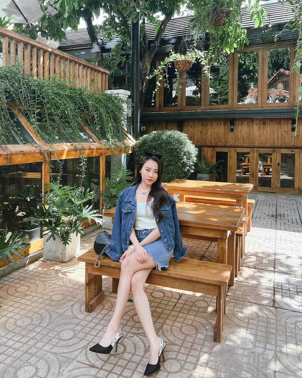 Vào vai một cô gái chân quê, mộc mạc trên phim nhưng ngoài đời thực Huỳnh Hồng Loan hoàn toàn khác biệt. Nữ diễn viên thường xuyên diện đồ hiệu, có giá trị cao. Ảnh: FBNV