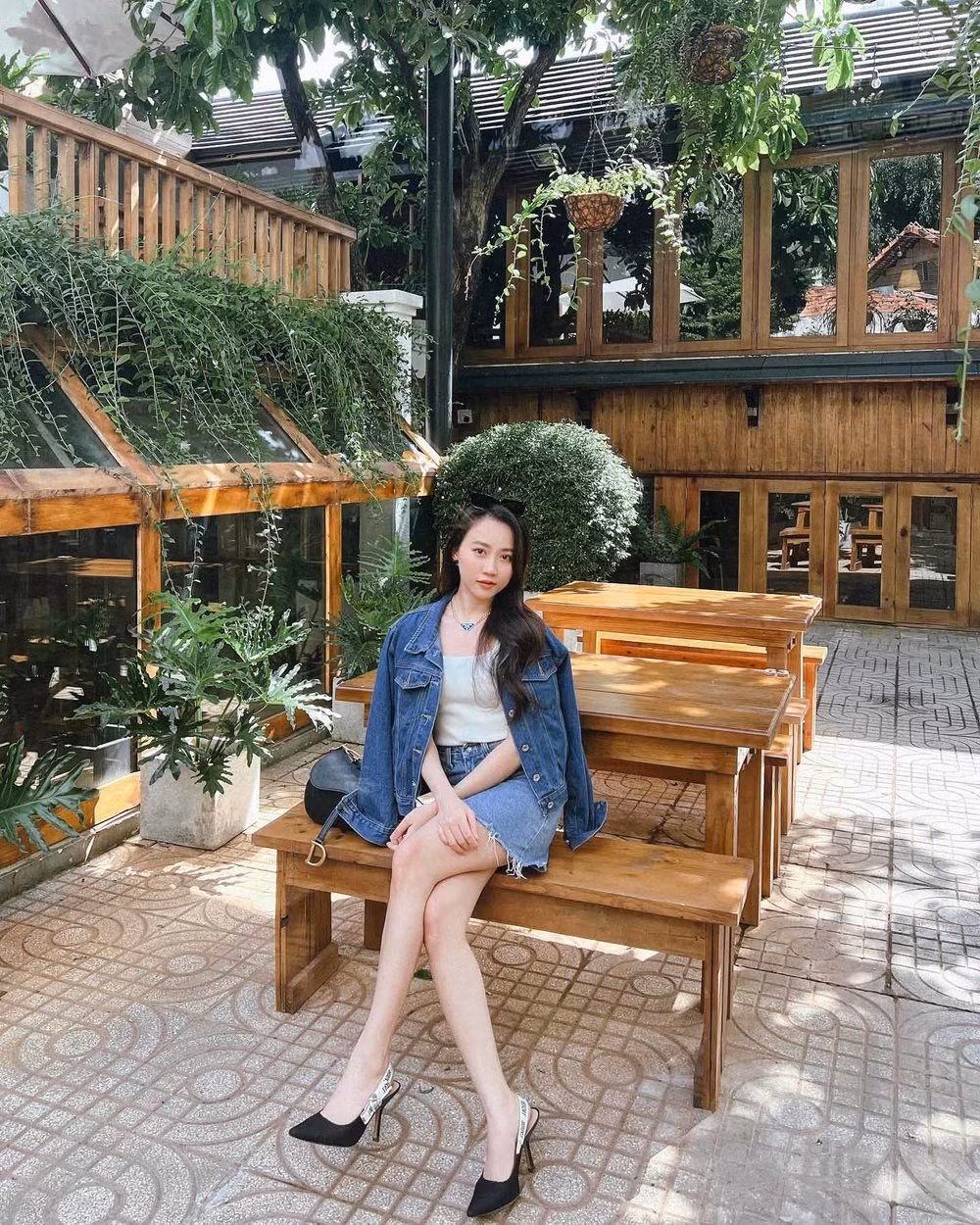 Vào vai một cô gái chân quê, mộc mạc trên phim nhưng ngoài đời thực Huỳnh Hồng Loan hoàn toàn khác biệt. Nữ diễn viên thường xuyên diện đồ hiệu, có giá trị cao. Ảnh: FBNV