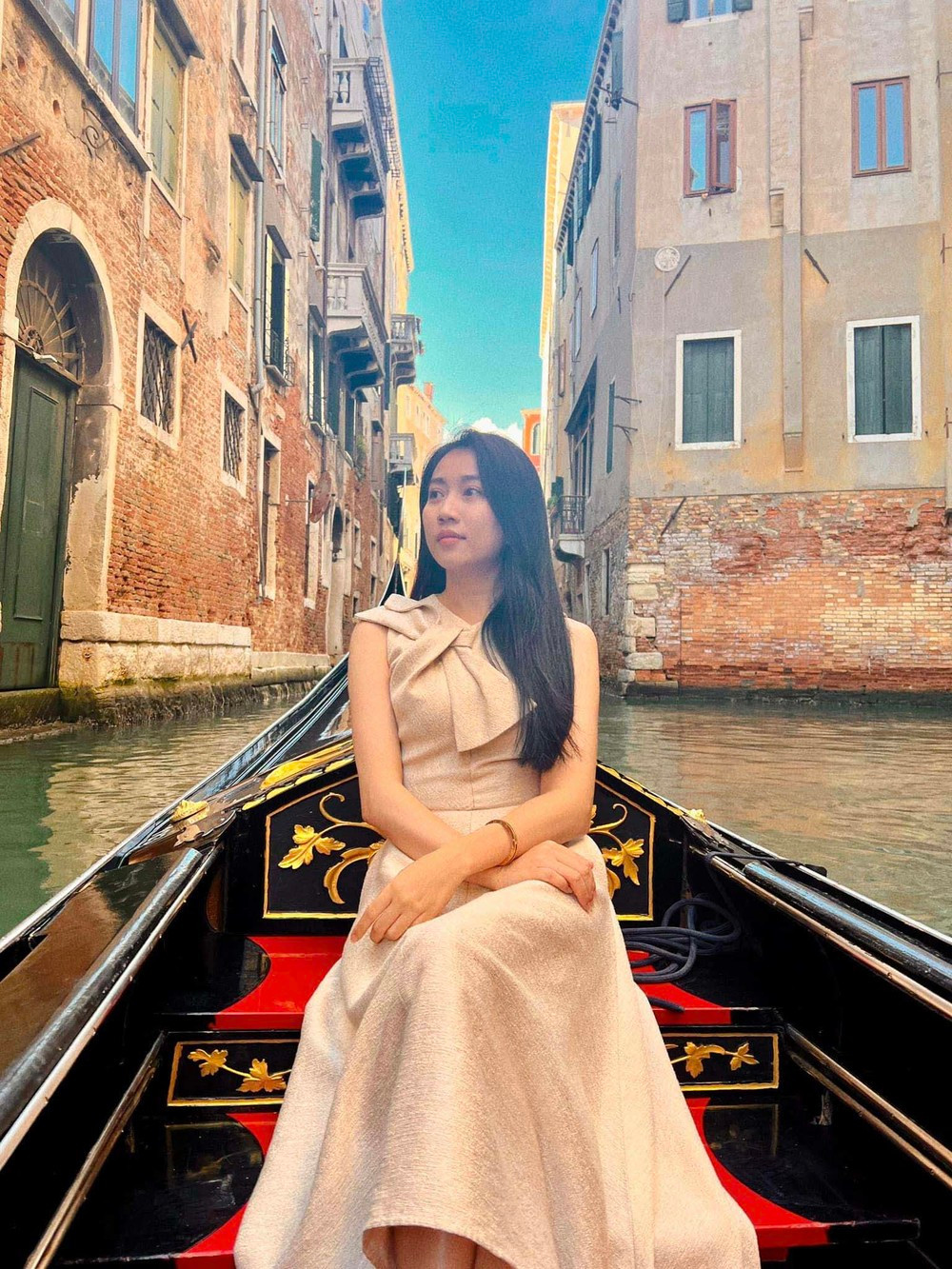 Ngoài ra, nữ diễn viên còn có cơ hội du lịch nhiều nơi. Ảnh: FBNV