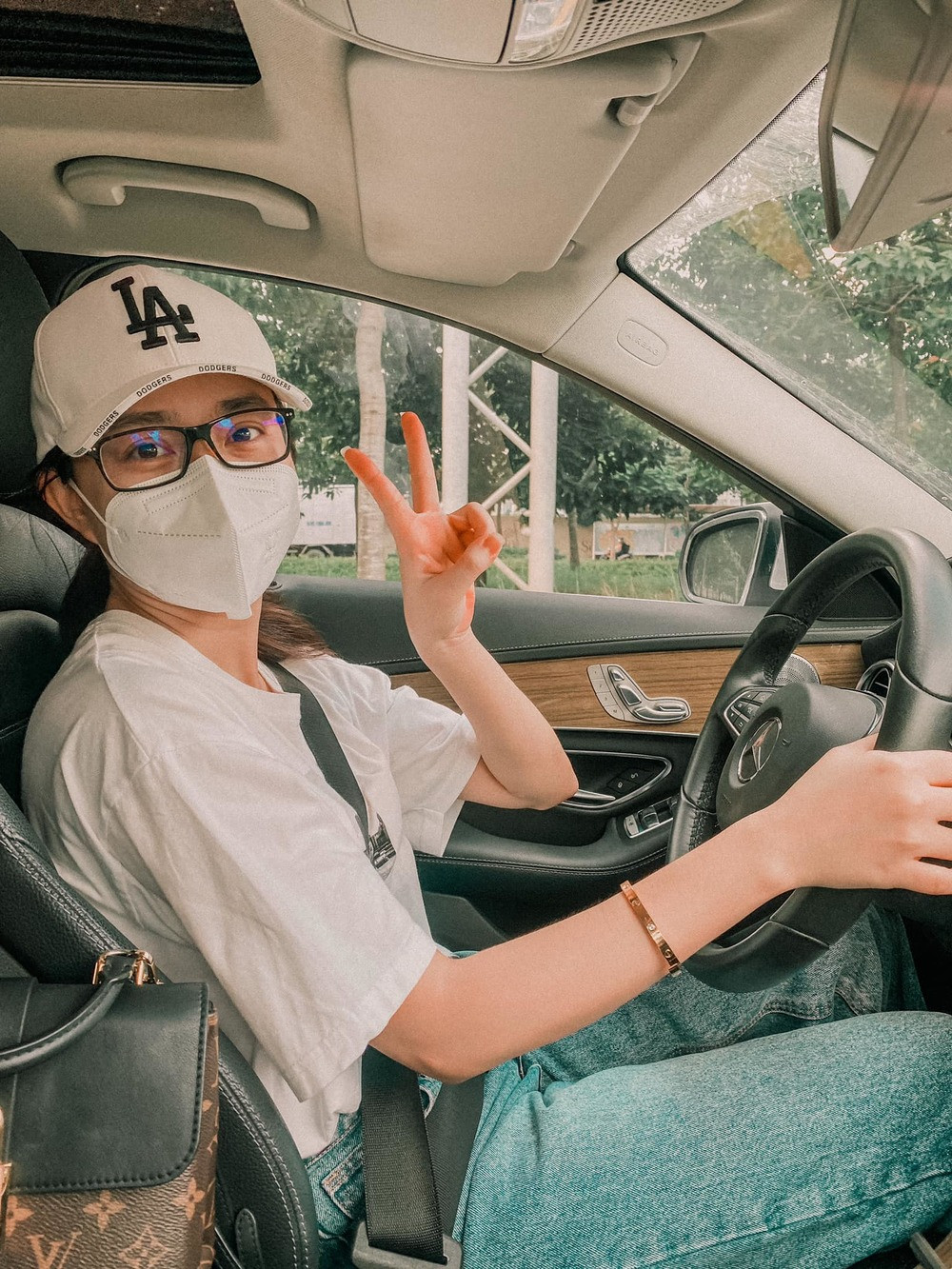 Vài năm trước, Huỳnh Hồng Loan còn sắm chiếc xe hơi Mercedes hơn 2 tỷ đồng. Ảnh: FBNV