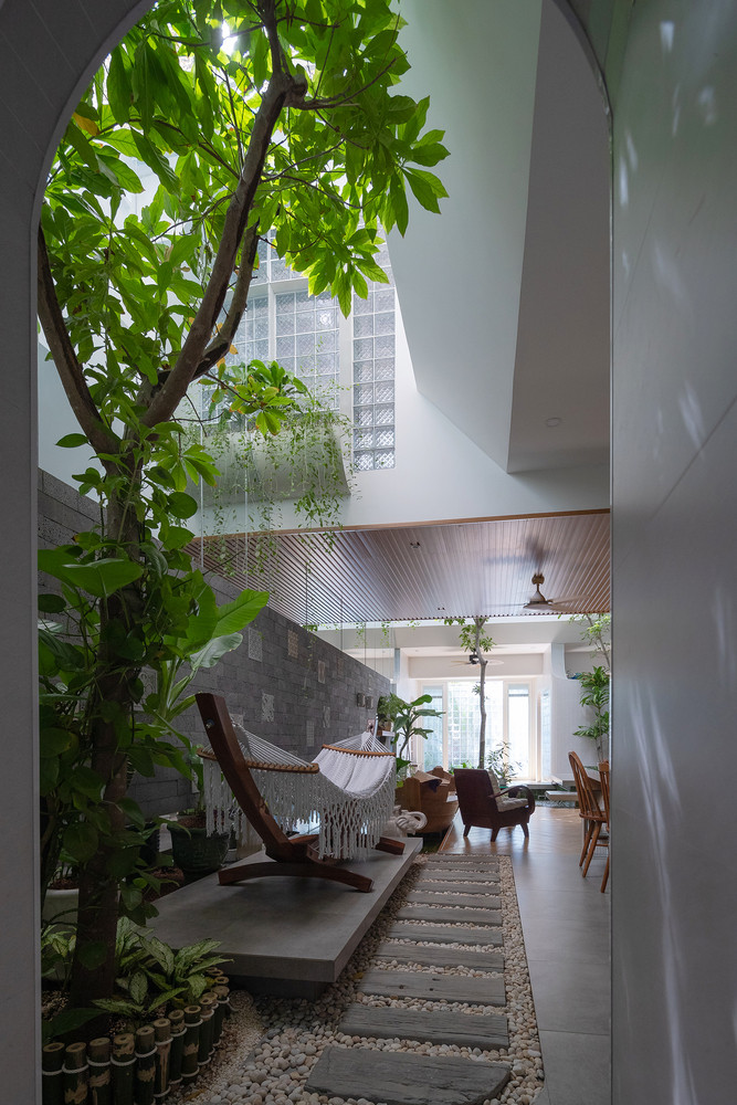 Trong nhà có tổng cộng 5 mảnh vườn lớn nhỏ khác nhau vừa đáp ứng nhu cầu trồng cây xanh của gia chủ, vừa giúp giảm tiếng ồn và cản bớt bụi.