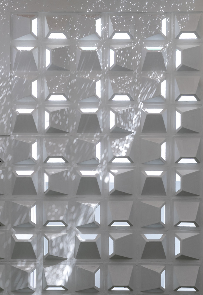 Gạch bông gió cũng được sử dụng để đảm bảo chặn được nước mưa từ bên ngoài nhưng không cản trở gió đối lưu xuyên suốt các phòng từ mặt tiền đến cuối nhà.