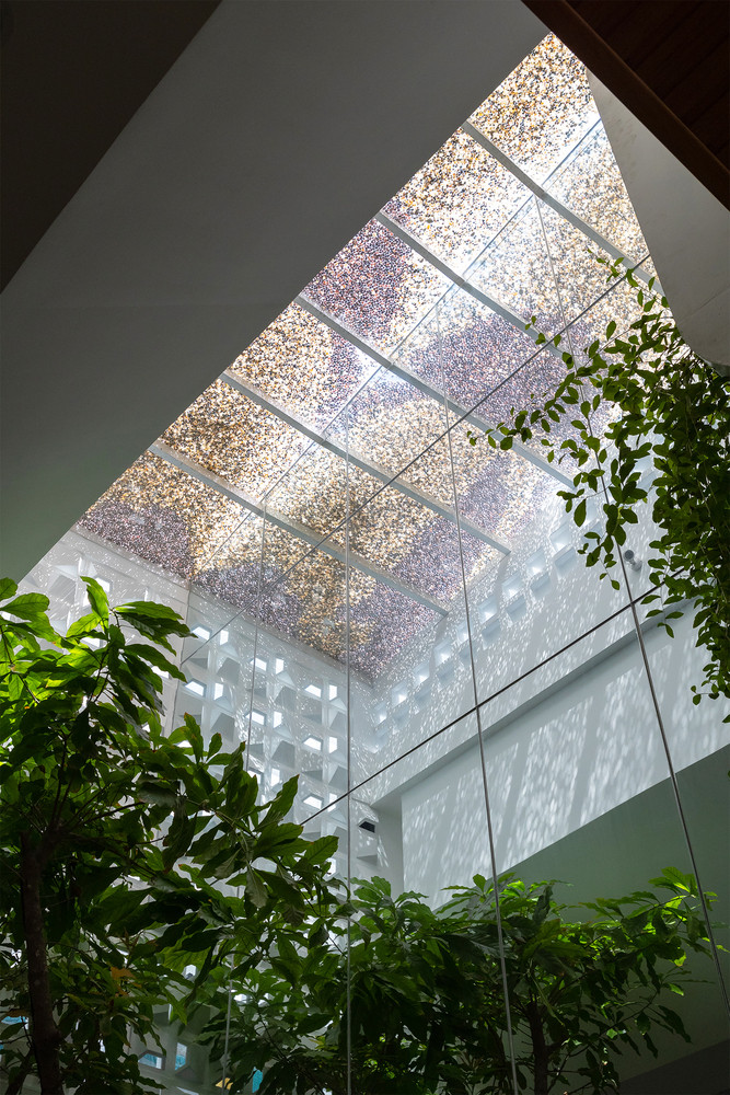 Kết hợp sỏi trên mái kính được xem là giải pháp làm cho ánh sáng được lọc bớt, giúp tán xạ ánh sáng vào trong nhà mang lại hiệu ứng đẹp mắt.