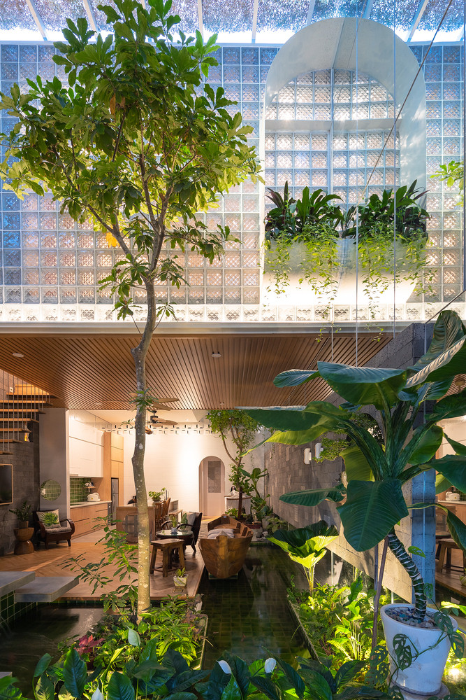 CoCo House là ngôi nhà 2 tầng được cải tạo lại từ nhà cũ của cặp vợ chồng tuổi trung niên.