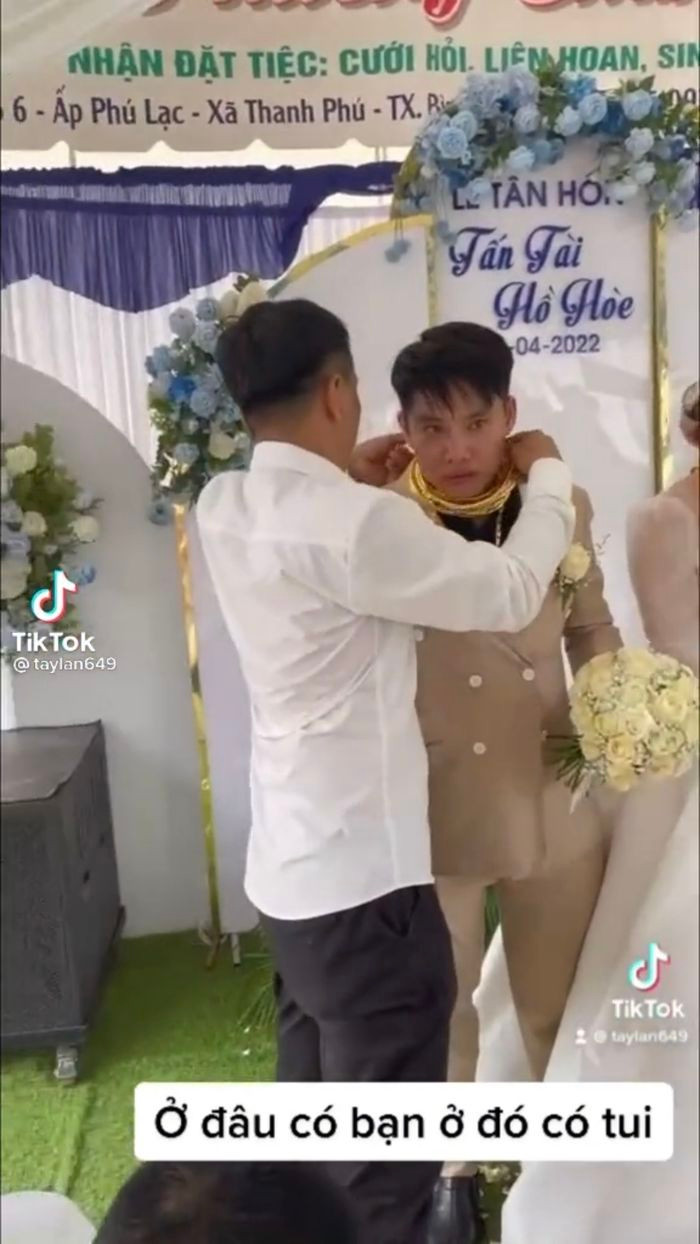 Riêng chú rể phải đeo đến vài ba chiếc kiềng. Ảnh: TikTok Taylan649