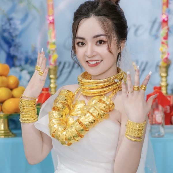 Hình ảnh cô dâu Huỳnh Như đeo vàng nặng trĩu cổ, tay khiến ai nấy đều phải xuýt xoa. Ảnh: KHA STUDIO.