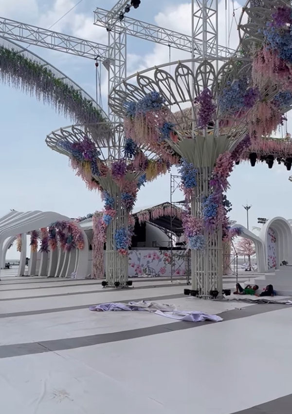 Đám cưới còn được tổ chức ngoài trời với tông màu trắng. Từng chiếc trụ, cổng vòm trắng hoành tráng. Ảnh: FB Hoang Cong Cuong