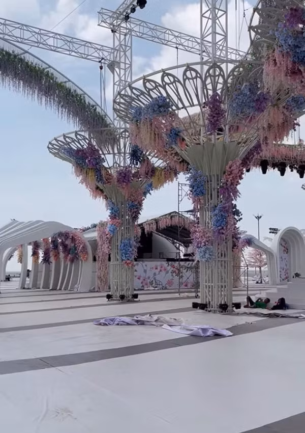 Đám cưới còn được tổ chức ngoài trời với tông màu trắng. Từng chiếc trụ, cổng vòm trắng hoành tráng. Ảnh: FB Hoang Cong Cuong